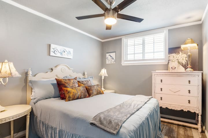 两张床都铺有干净舒适的床上用品。