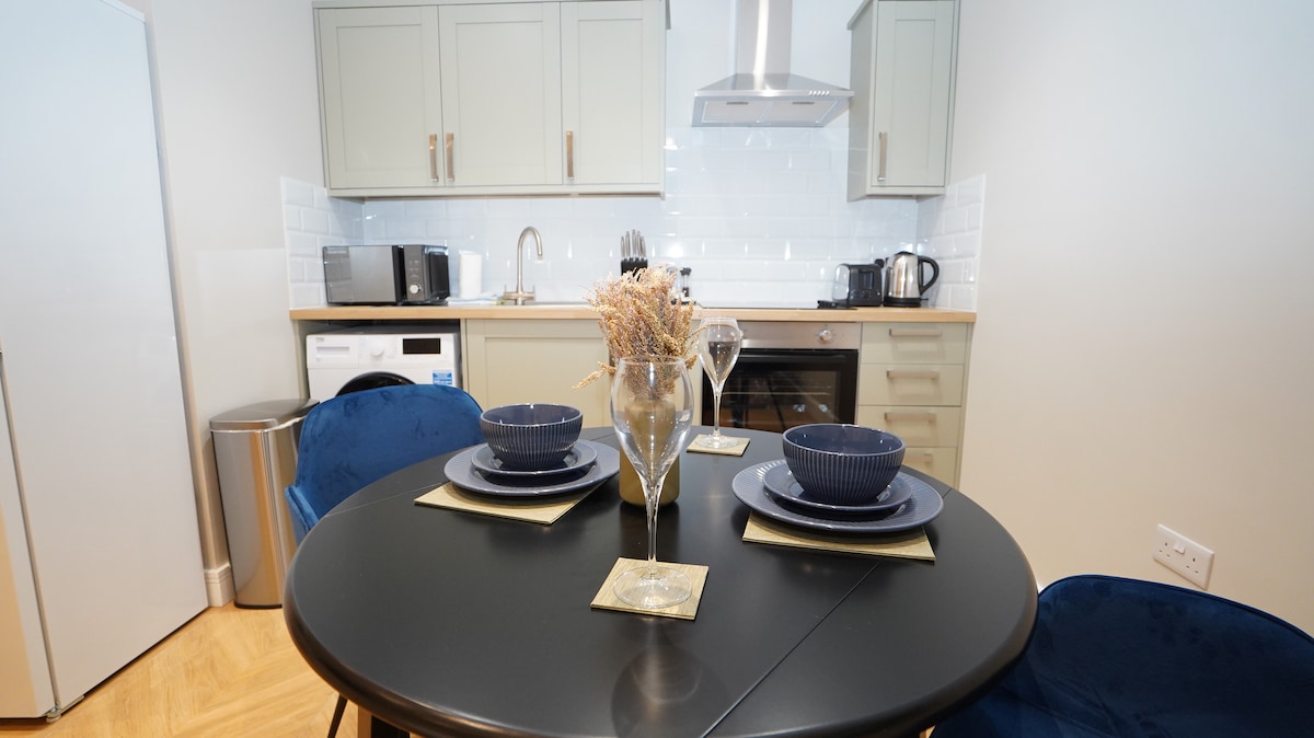 Top performing Airbnb: Beautiful Apartment Near LHR with Free Parking in Colnbrook With Poyle