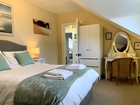 Large 2 bedroom town centre flat with free parking