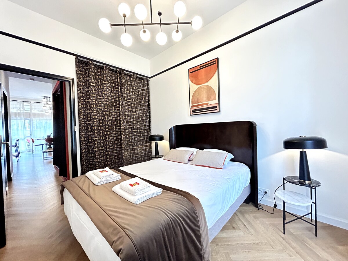 Hiki ni chumba cha kulala cha 2, hiki kina kitanda maradufu chenye starehe na pia nafasi ya kutosha ya kuhifadhi nguo zako. 