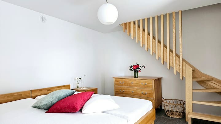 Tu ste v priateľskej spálni na prízemí, ktorá vedie po schodoch do jedálne s kuchyňou.