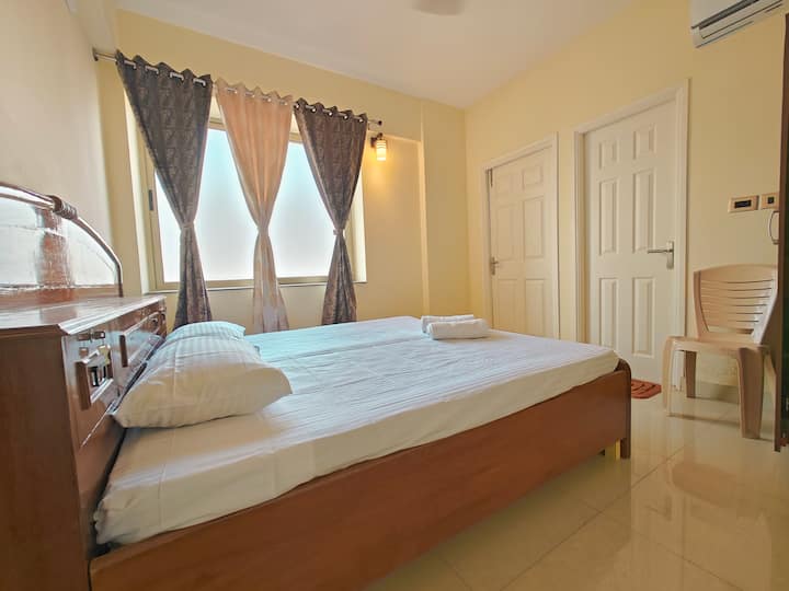 Doprajte si pohodlný spánok na úhľadne ustlanej posteli.