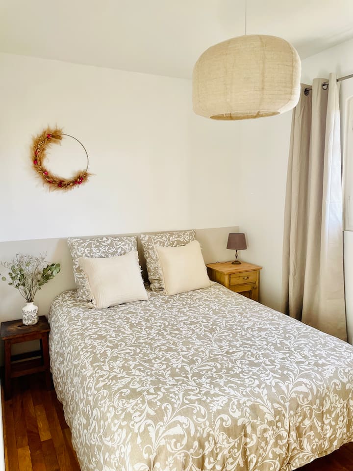 Chambre 2
Lit 140, penderie