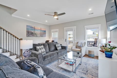 Popular Airbnb listing: "Island Escape: Cruise in Style with a Golf Cart!" in Carolina Beach