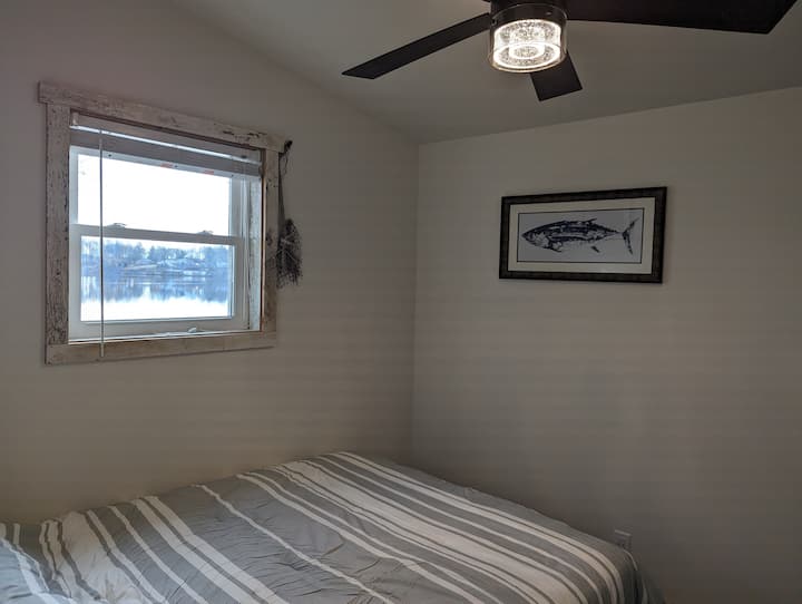 Dormitorio con (cama tamaño queen)