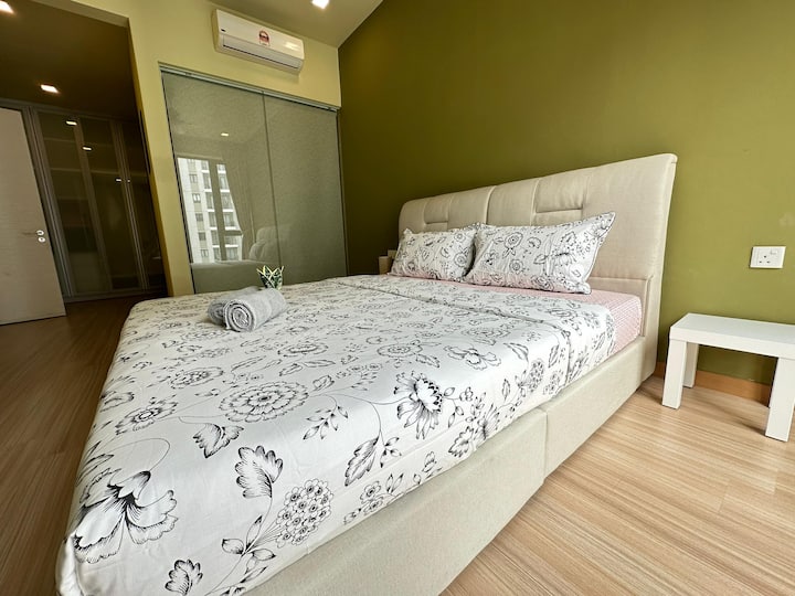 Cama king en la habitación principal + aire acondicionado 