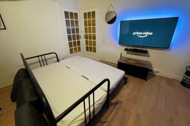 Sofá de la sala de estar convertido en cama doble .