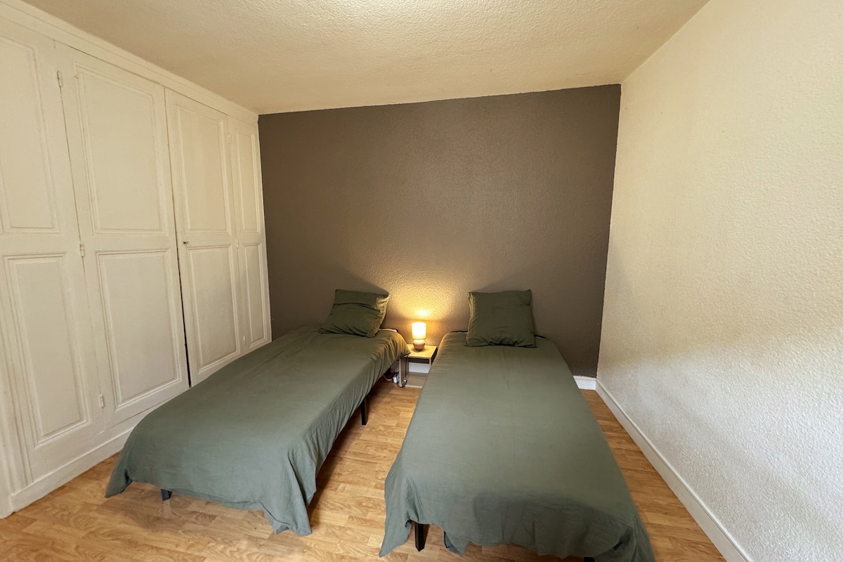 Dormitorio 2 compuesto por 2 camas  individuales que se pueden juntar o separar.