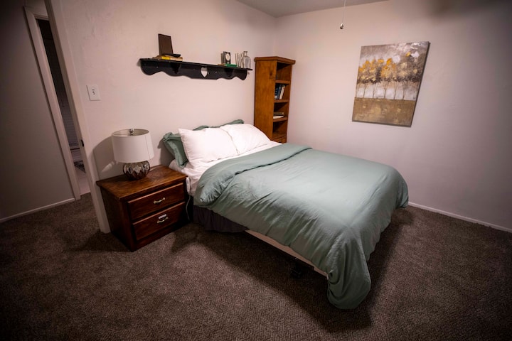 2 - ра спалня с двойно легло queen size, килер, нощно шкафче със зарядно устройство и офис консумативи. Вентилатор на тавана, лампа и достъп до балкон. Компютърна станция с принтер и WI - FI. 