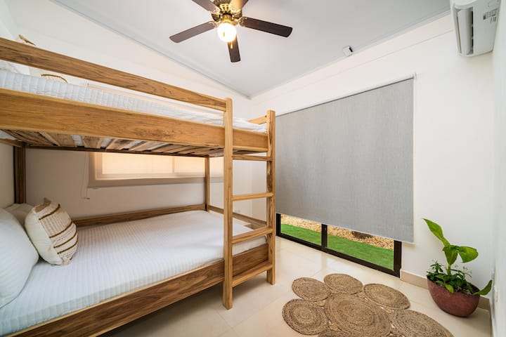 Bedroom 3 (habitación 3) camarote tamaño full. En madera laurel