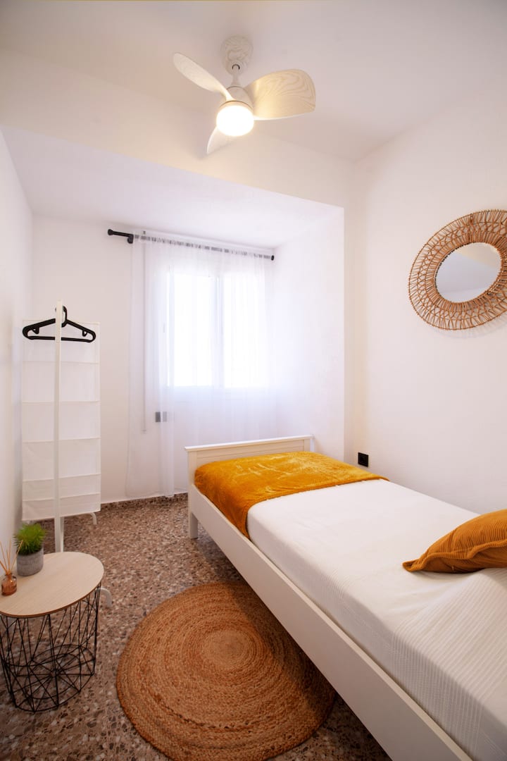 Chumba cha 2 cha kulala. Chumba cha mtu mmoja kilicho na kitanda cha mtu mmoja. 