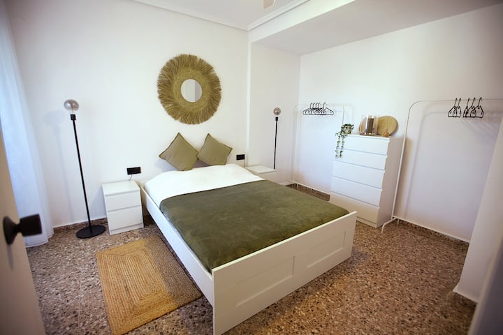 Chumba cha kulala 1. Chumba cha watu wawili kilicho na kitanda mara mbili na sehemu ya kuvaa.