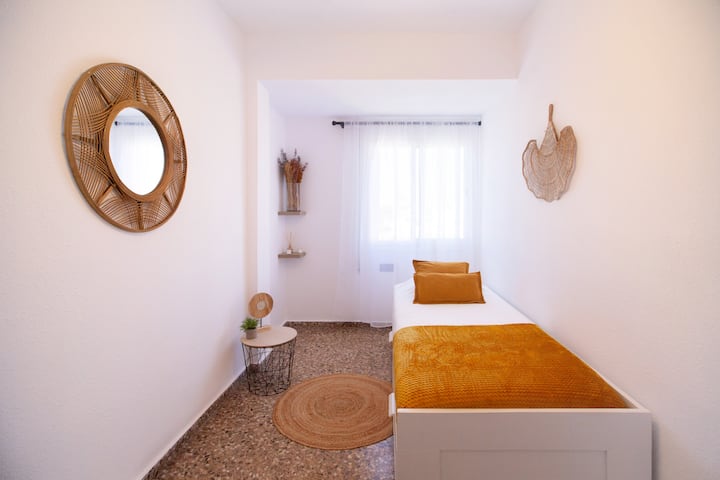 Chumba cha 3 cha kulala. Chumba cha kulala kilicho na kitanda cha mtu mmoja ambacho hukunjwa na kuwa mara mbili. 