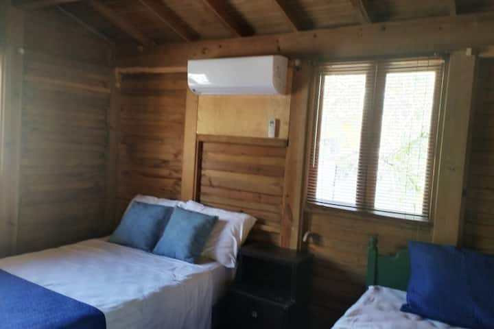 ห้องนอนที่มีเตียงคู่ 2 เตียงห้องน้ำเต็มรูปแบบและเครื่องปรับอากาศ