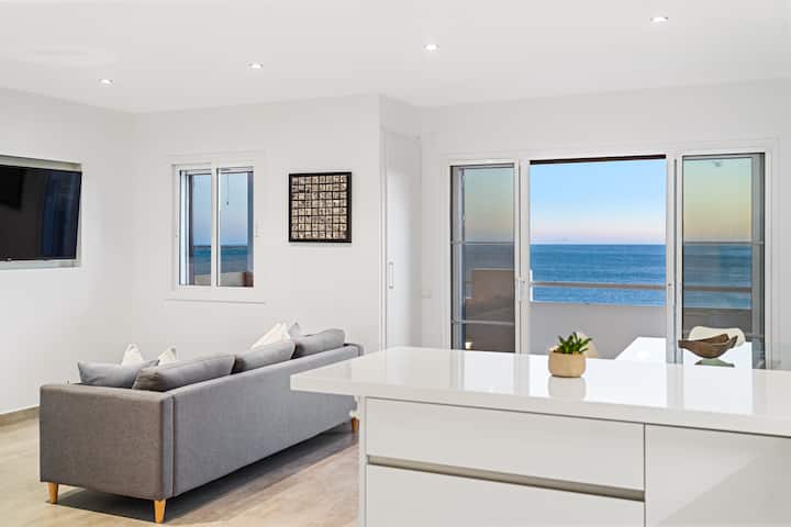 Дневна соба со 52-инчен паметен телевизор. Acceso a Netflix, y Amazon Prime