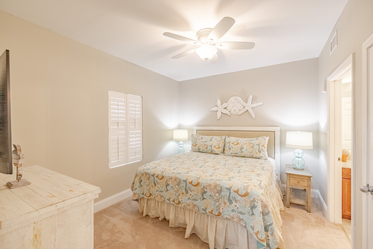 Dhomë gjumi kryesore me krevat dopio "King Size", televizor me ekran të sheshtë dhe hyrje në banjë