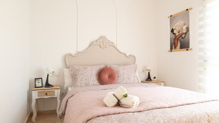 Dormitorio con cama queen