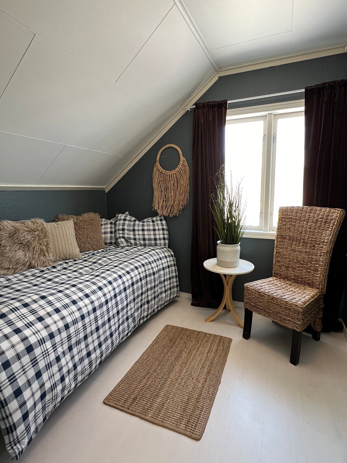 Slaapkamer 4 (2e verdieping) Eenpersoonsbed. Lichte gordijnen.