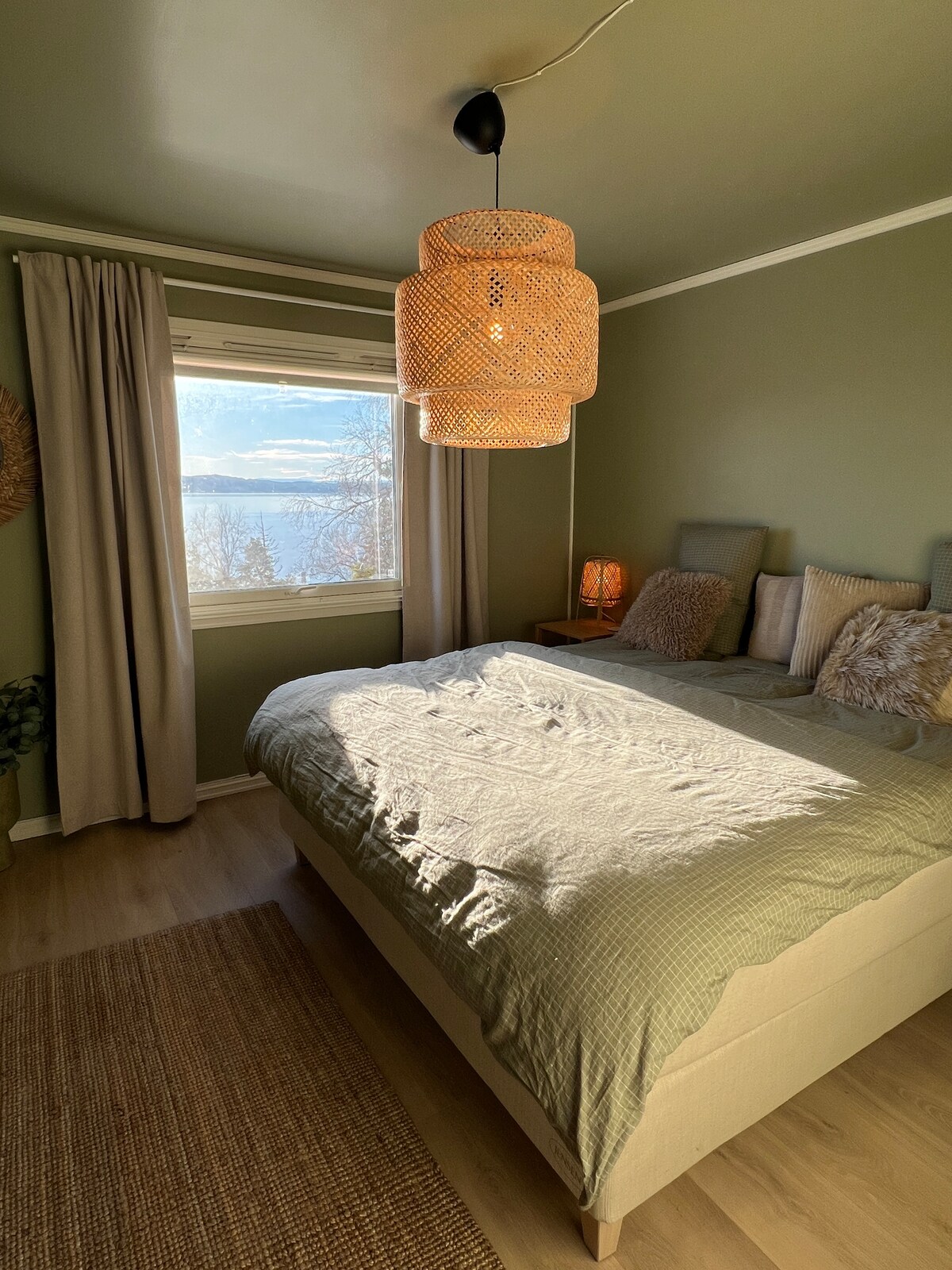 Slaapkamer 1 (1e verdieping). Lichte gordijnen.