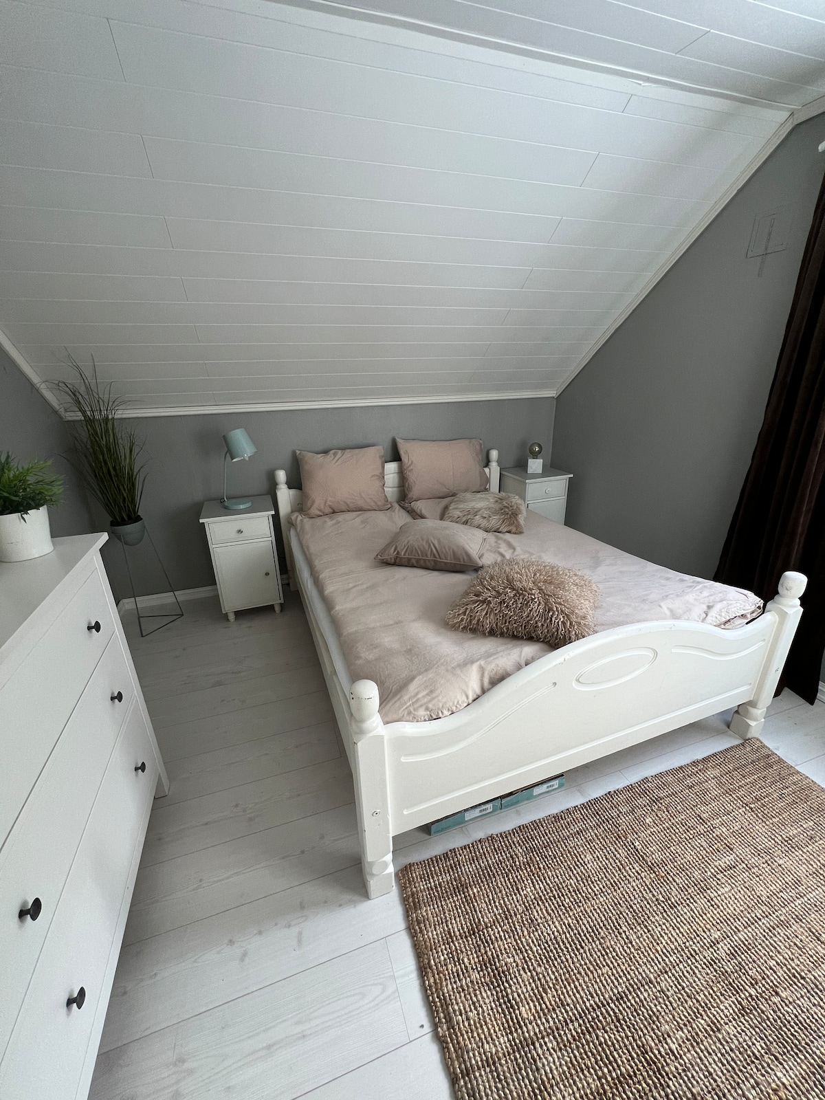 Slaapkamer 2 (2e verdieping). Lichte gordijnen.