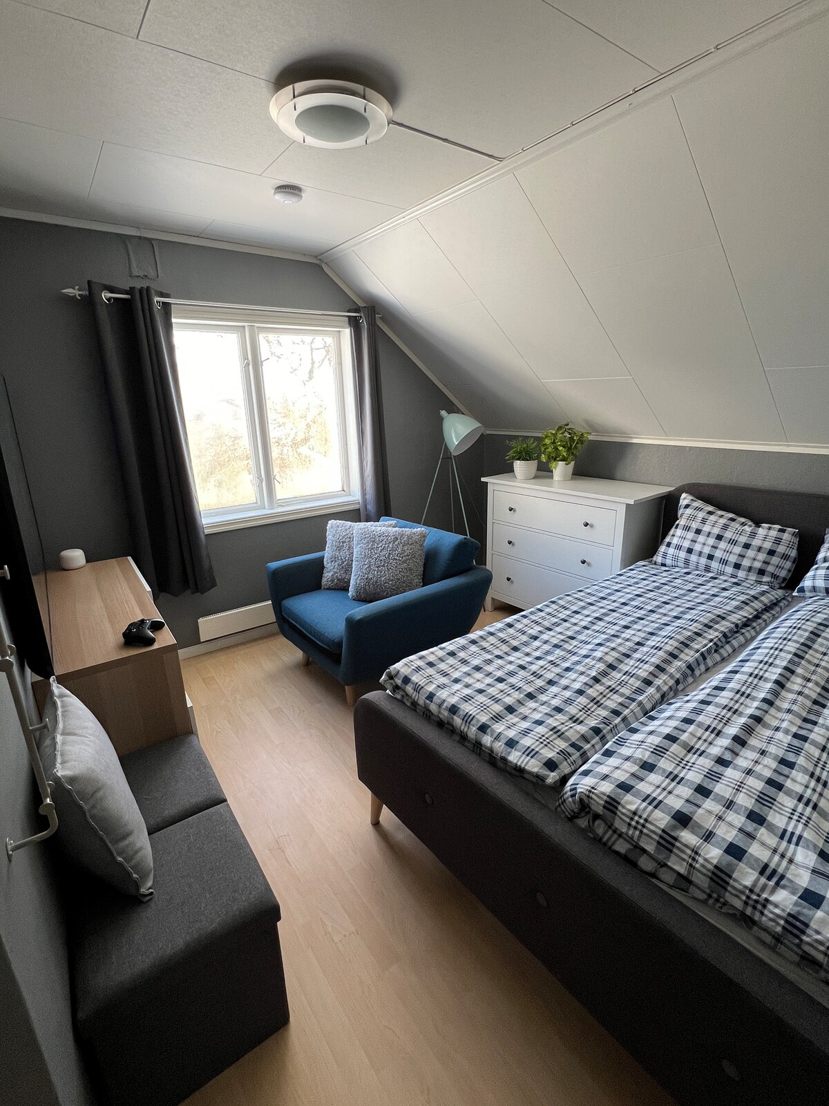 Slaapkamer 3 (2e verdieping). Lichte gordijnen.