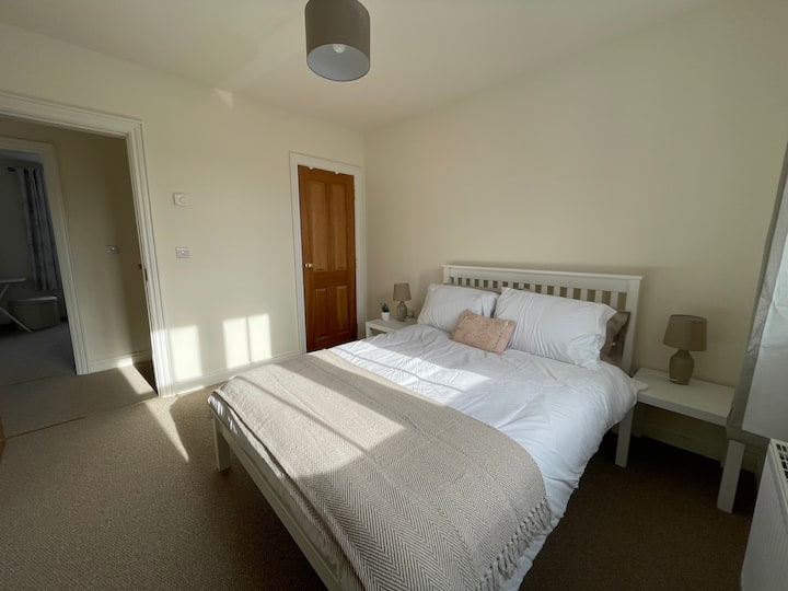 Chumba cha 4 cha kulala kilicho na kitanda cha watu wawili na kabati la nguo