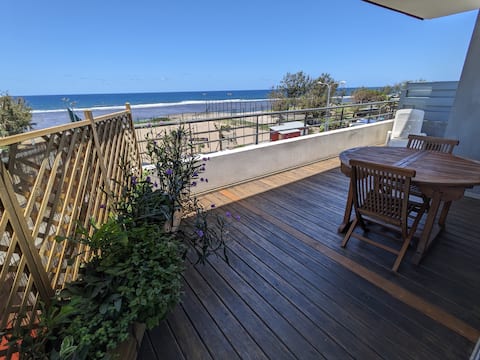Annonce Airbnb populaire: Air-conditioned 2-bedroom beachfront apartment, Saint-Pierre à La Réunion