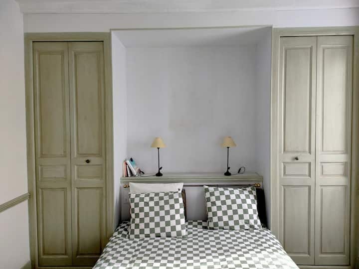 Dhoma e gjumit nr. 1 (priza USB/USBC dhe ndriçim individual pranë krevatit) Krevat 160. Dollapi i duhur i rezervuar për vizitorët. Tavolinë + 2 karrige