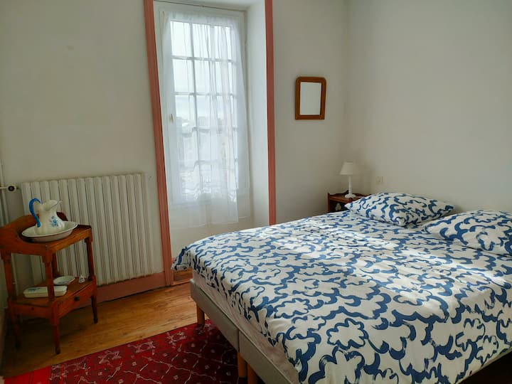 Dhoma e gjumit 2 përbëhet nga 2 dyshekë dhe bazë krevati 80 cm, të cilat mund të kombinohen në një krevat 160 cm (foto) ose të ndahen sipas kërkesës në 2 krevate tek. Tavolinë/tavolinë pune + 1 karrige, dollap i madh.