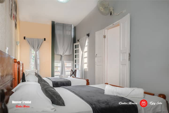 1号卧室位于客厅旁边的上层，配有2张双人床、独立卫生间和空调设备、雨伞和吹风机。 