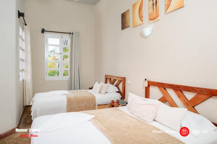 2号卧室位于露台旁边的上层，配有一张双人床和一张单人床，独立卫生间和空调设备、雨伞和吹风机。 