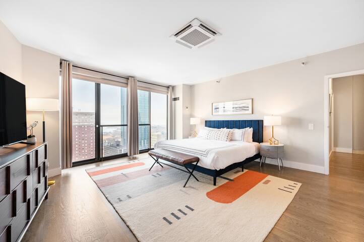 Downtown Penthouse Lake Views #1|Gym, Parking+Pool gallery image 3