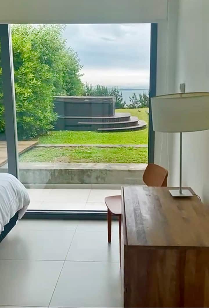 Საძინებელი ბაღითა და ხედით