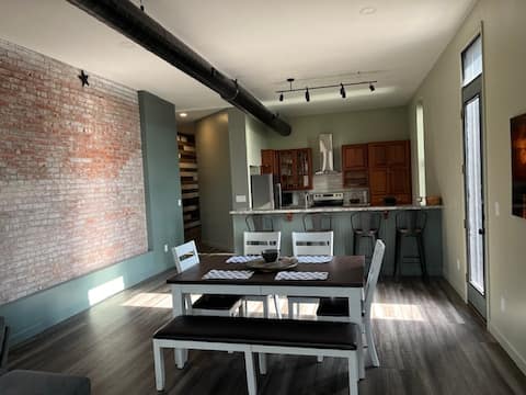 Spacious and Modern 2 Bedroom with River View