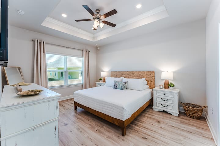 Основен апартамент с прилежаща главна баня със суперголямо двойно легло, луксозно спално бельо и завеси за затъмняване на стаята за страхотен нощен сън.