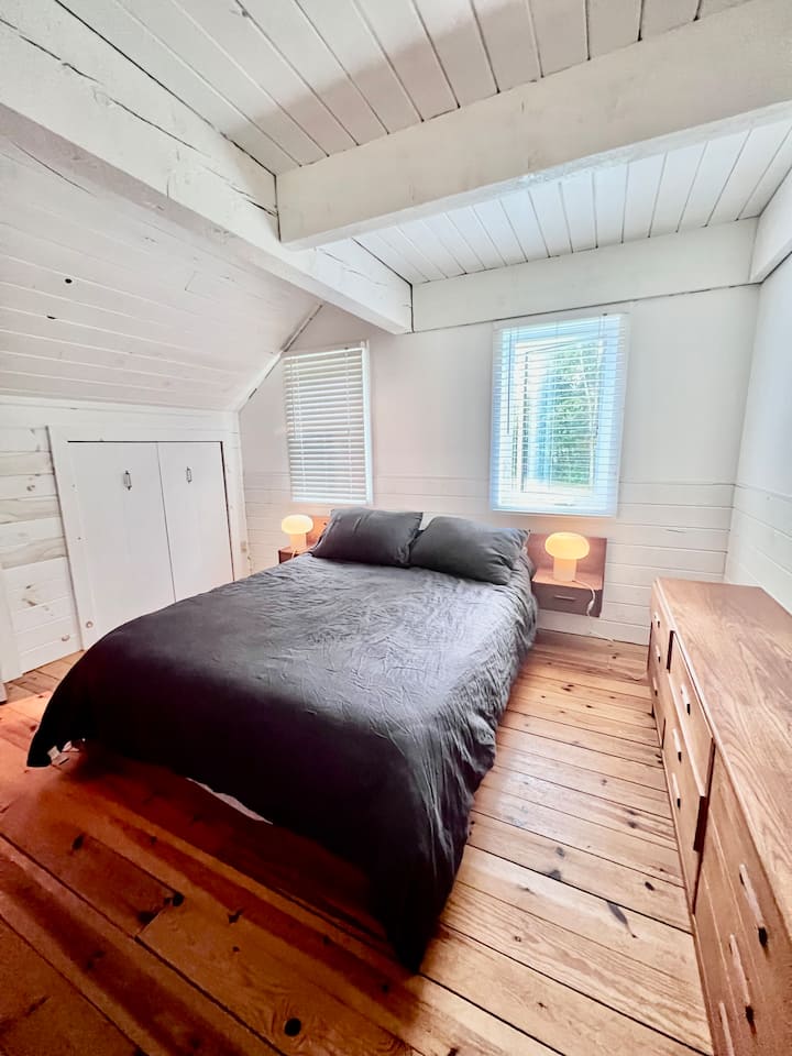 Главна спална соба со два големи плакари и гардеробер