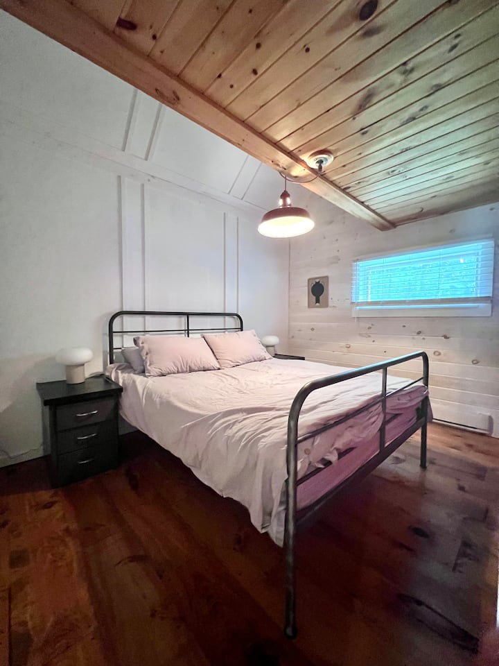 Долна спална соба, која е отсечена од главниот дел на куќата за приватност. 