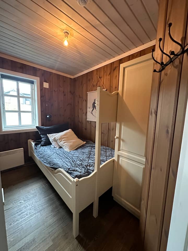 4. spavaća soba s ormarom