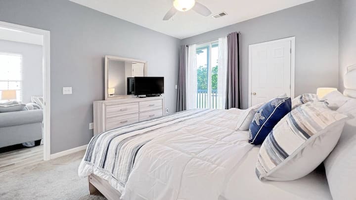 Birdie's Rest: Seasonal Pool, King Bed, 2 Bdrms! - Myrtle Beach, SC