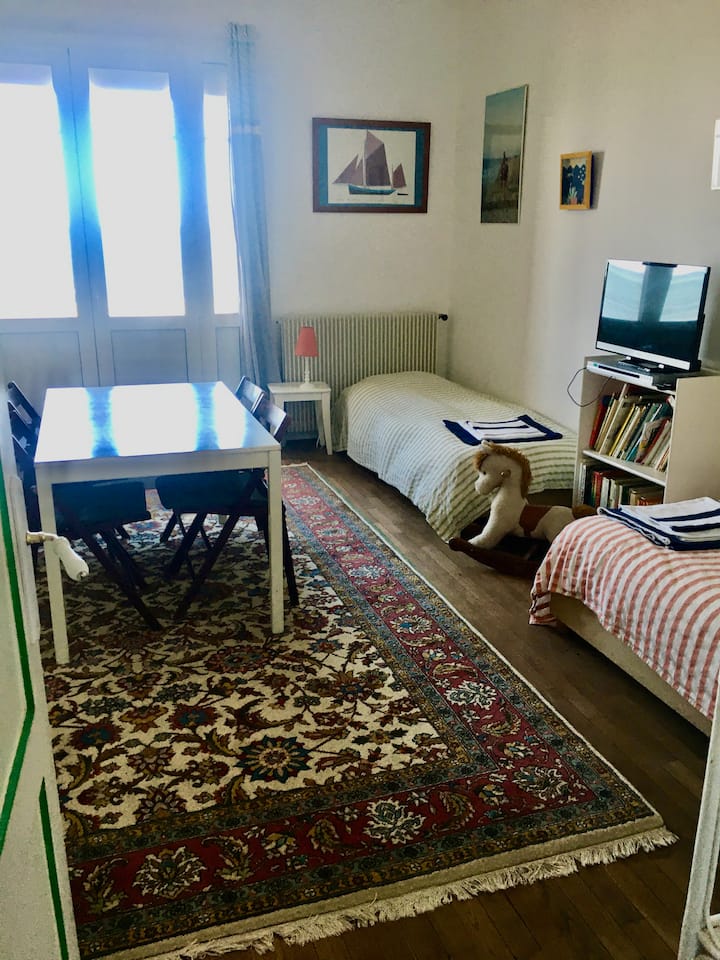 chumba cha bweni na vitanda 4 vya mtu mmoja, roshani ya bahari