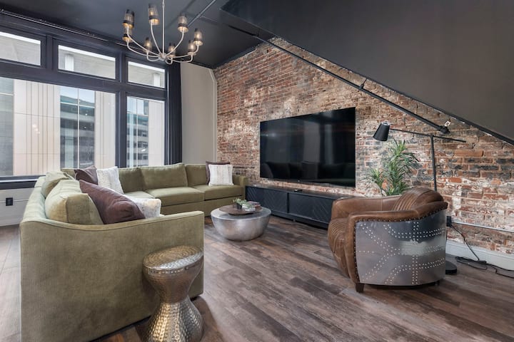 Penthouse Grand Executive Suite By Hollyhock - New Albany, IN