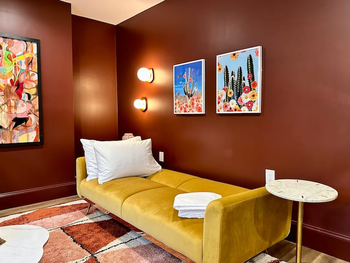 Experience convenience in our downtown Stone Mountain home with a futon. Explore nearby attractions, dining, and nightlife, just steps away. Easy access to downtown Atlanta and the airport makes this an ideal location for your stay.