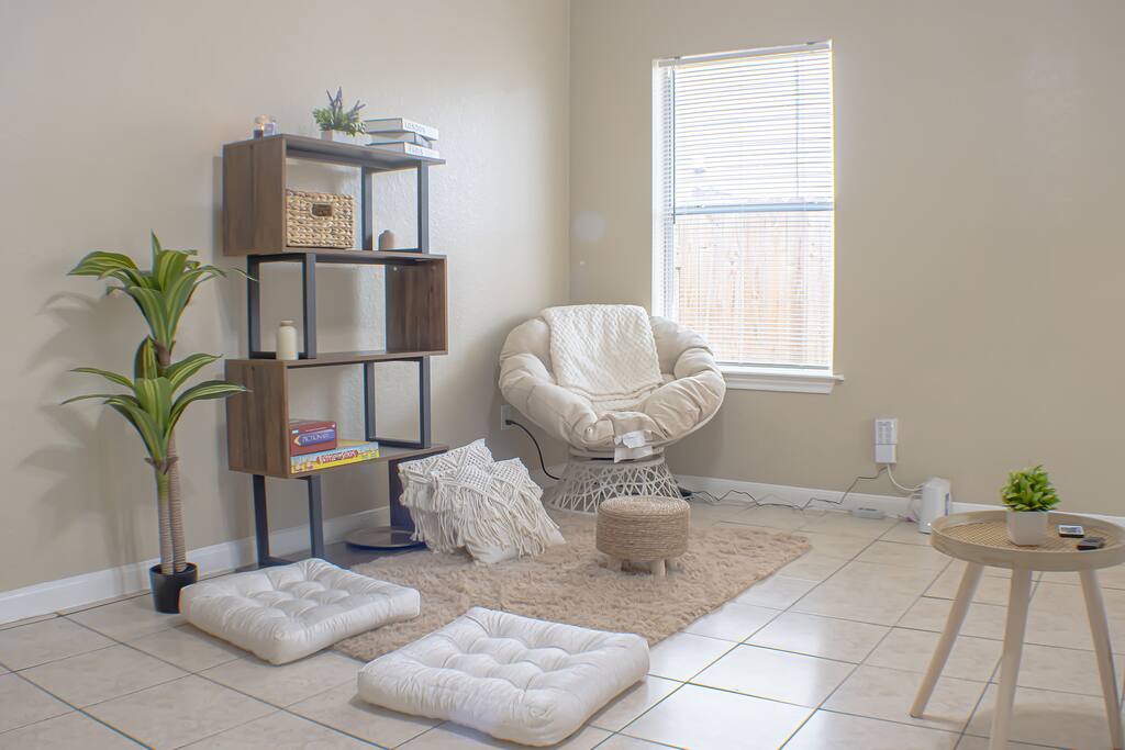 Airbnb Boho Retreat: Bar, Reading Nook, & IDEAL Location!