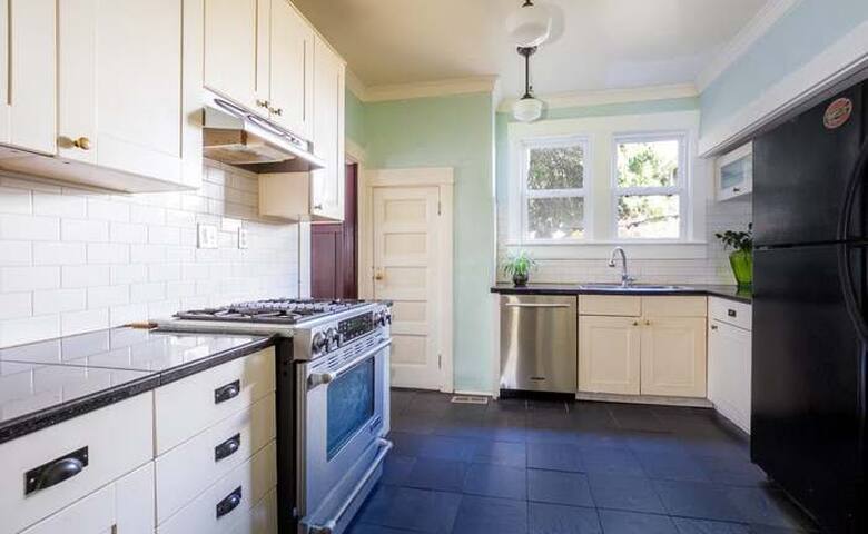 Alberta Arts Launchpad- Amazing Location! gallery image 5