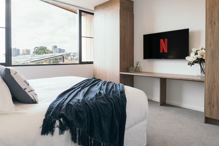 ห้องนอนใหญ่ (เตียงคิงไซส์) (ห้องน้ำในตัว)