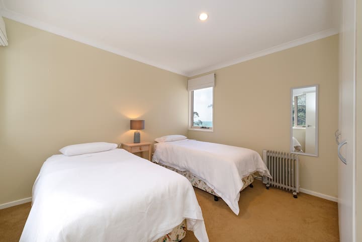 Spálňa tri. Dve jednolôžka.