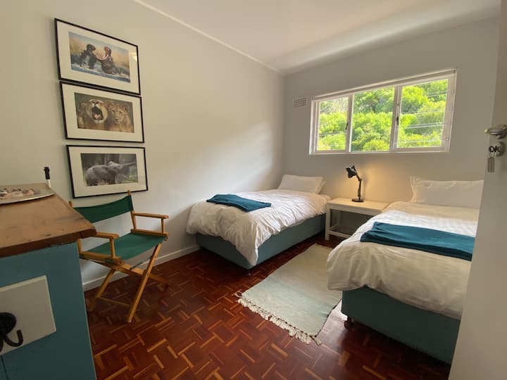 ¡Un cómodo segundo dormitorio con camas individuales y hermosas vistas a la montaña! Perfecto para los niños mayores (¡ten en cuenta que no se permiten menores de 12 años en esta propiedad por razones de seguridad de altura!) 