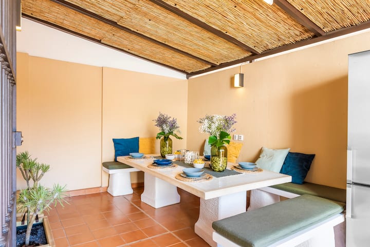 Piscina privada con tumbonas y vistas al mar en Villa Trueno