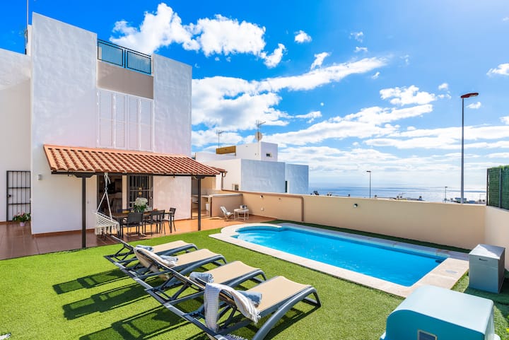 Zona de comedor exterior y terraza de la piscina en Villa Trueno