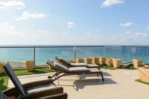 Penthouse w/ SeaView and Jacuzzi in Natanya